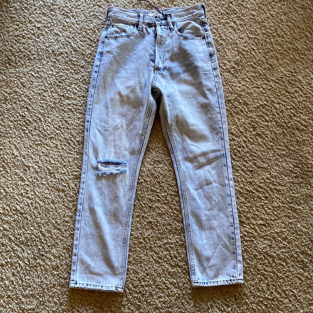 LIGHT DENIM WASH JEANS SIZE 25